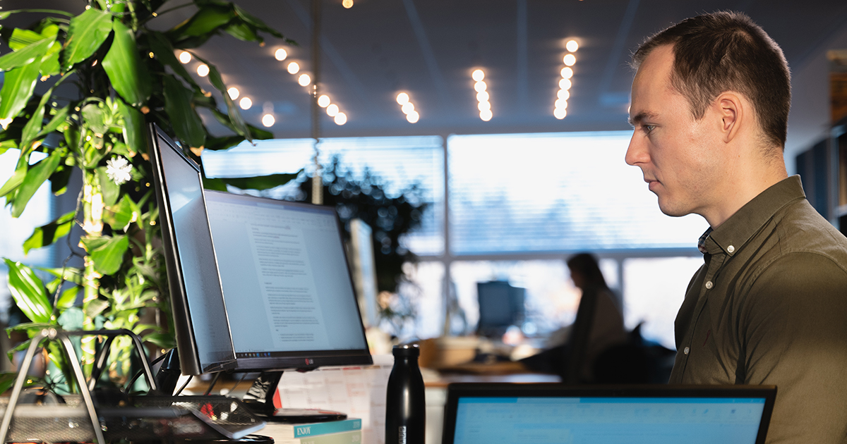 Bording Danmark ansat som arbejder på sin computer